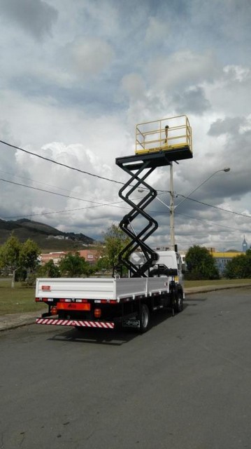 Plataforma pantográfica para caminhão